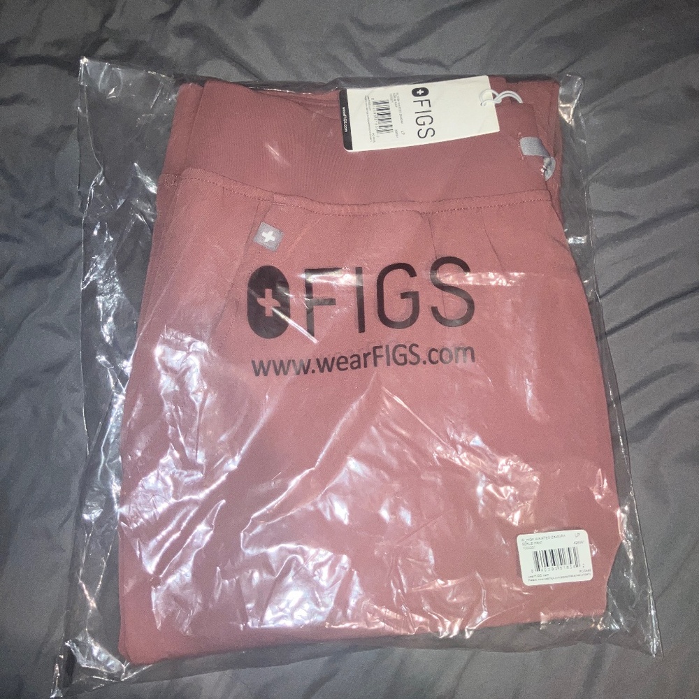 Never opened Figs Bottom Scrub